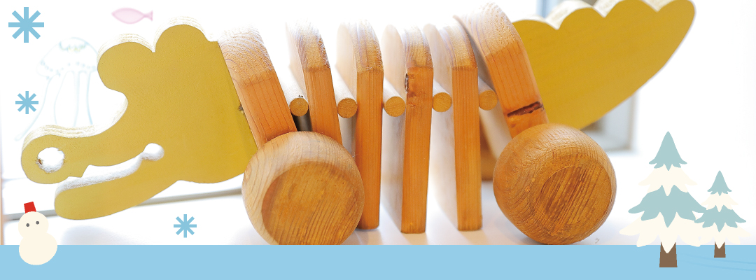 診察の待ち時間にお子さまが自由に遊べるよう、待合室の脇にキッズコーナーがございます。オモチャや絵本など、ご自由にお使いください。